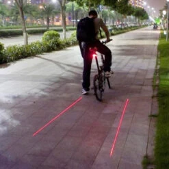 Eclairage Vélo Arrière Avec Laser Piste Cyclable Lumineuse -Point Soldes eclairage velo arriere avec laser piste cyclable lumineuse 2