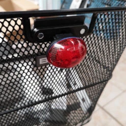 Point Feu Arrière à Piles à Fixer Sur Panier De Vélo 12 Point Feu Arrière à Piles à Fixer Sur Panier De Vélo -Point Soldes feu arriere a piles a fixer sur panier de velo 4