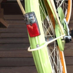 Feu De Vélo Arrière Sur Garde Boue à Pile -Point Soldes feu de velo arriere sur garde boue a pile 1